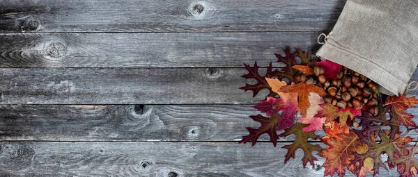 Sacchetto Iuta Contenente Foglie Secche Ghiande Tavole Legno Rustiche Uno — Foto Stock