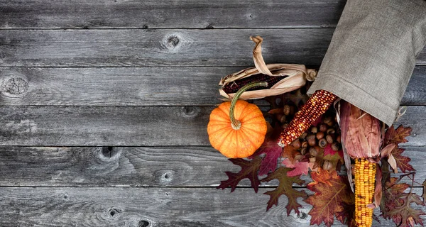 Bolsa Arpillera Con Hojas Secas Maíz Calabaza Bellotas Sobre Tablones — Foto de Stock