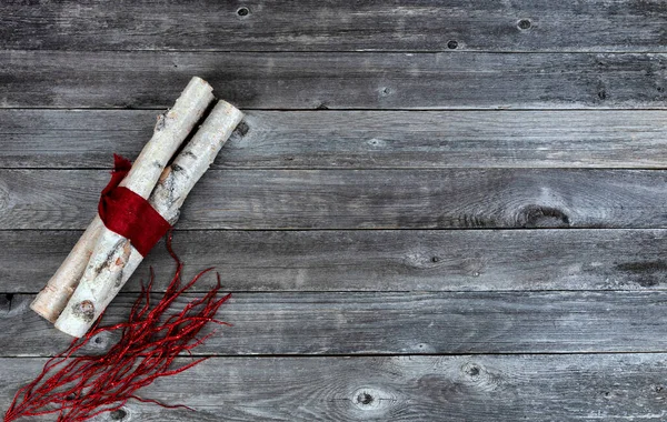 Bovenaanzicht Van Versierde Witte Berkenhouten Stammen Gewikkeld Rood Doek Vlammende — Stockfoto