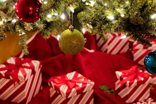 Close Uitzicht Een Opknoping Gouden Bal Ornament Met Lichter Dennenboom — Stockfoto