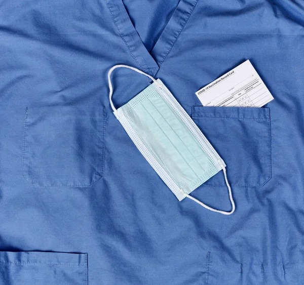 의료용 수술복 카드로 마스크 주머니에 — 스톡 사진