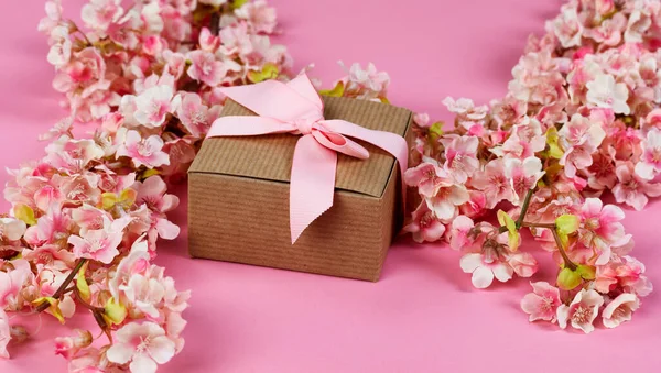 Μπροστά Άποψη Του Φωτός Άνθη Κερασιάς Και Ένα Κουτί Δώρου — Φωτογραφία Αρχείου