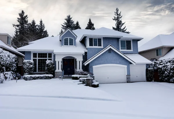 Storm Clouds Late December Dropping Snowflakes Snowy Suburban Home Lawn — Fotografia de Stock