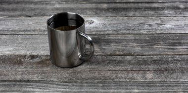 Paslanmaz çelikten kupanın içinde koyu kahve ve fotokopi alanı. 