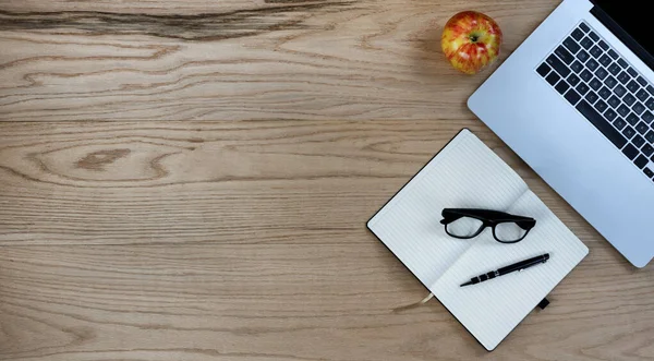 Mesa Escritorio Madera Roble Con Ordenador Portátil Materiales Escritura Fruta — Foto de Stock