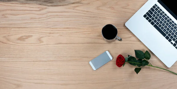 Eik Houten Bureau Tafel Met Mooie Rode Roos Kopje Koffie — Stockfoto