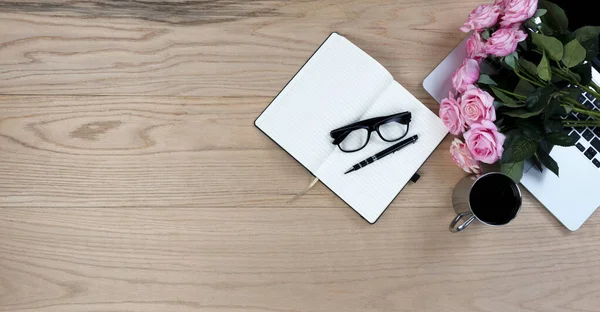 Schreibtisch Aus Eichenholz Mit Schönen Rosafarbenen Rosen Laptop Schreibmaterial Und — Stockfoto