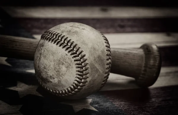 Nahaufnahme Eines Alten Baseballschlägers Und Eines Traditionellen Holzschlägers Auf Rustikaler — Stockfoto