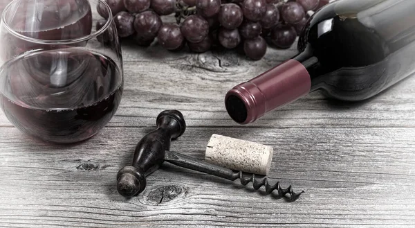 Antiker Korkenzieher Mit Einer Flasche Rotwein Trauben Und Trinkgläsern Hintergrund — Stockfoto