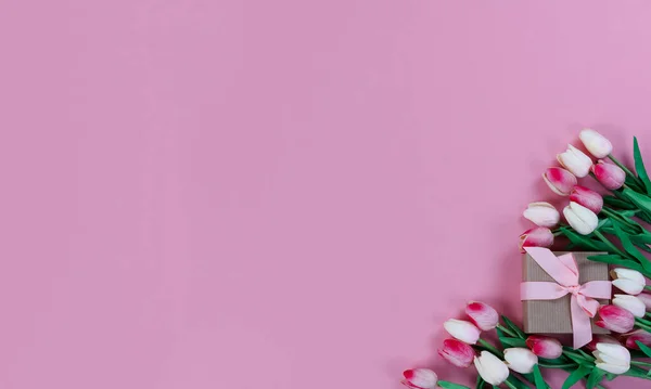 Цветные Цветы Тюльпан Весеннего Времени Подарочная Коробка Светло Розовом Фоне — стоковое фото