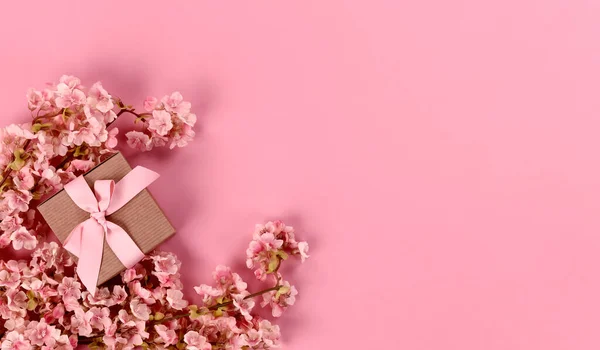 Цветущие Цветы Сакуры Весны Подарочная Коробка Светло Розовом Фоне Дня — стоковое фото