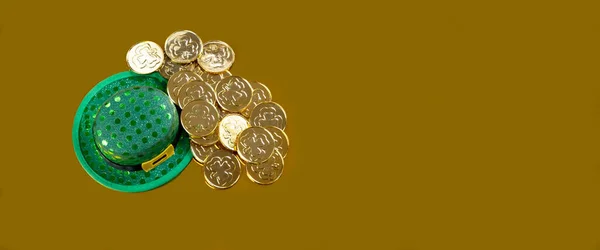 Green Lucky Hat Gold Coins Saint Patrick Day Golden Background — Stock Photo, Image