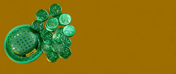 Irlandzki Szczęśliwy Kapelusz Zielone Monety Dzień Świętego Patryka Złotym Tle — Zdjęcie stockowe