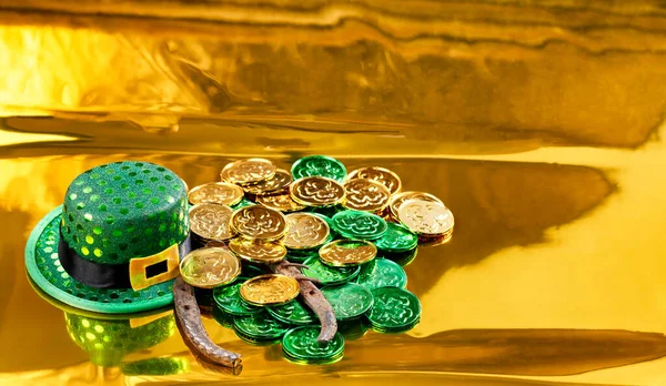 Green Good Luck Hat Horseshoe Coins Saint Patricks Day Gold — Stock Photo, Image