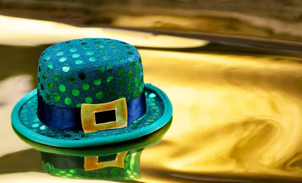 Altın Arka Planda Aziz Patrick Günü Için Yeşil Şanslı Şapka — Stok fotoğraf