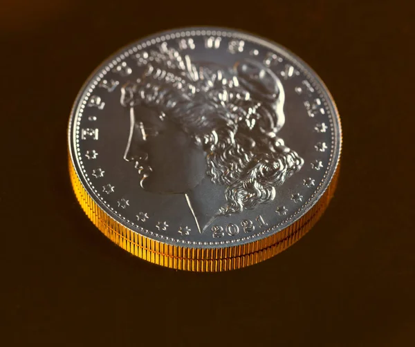 Close 2021 Morgan Silver Dollar Reflecting Gold Background — Stock Photo, Image