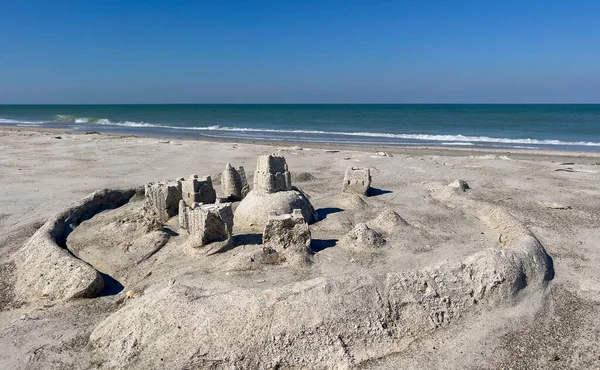 Sandburgen Bauen Strand Mit Meer Und Blauem Himmel Hintergrund — Stockfoto