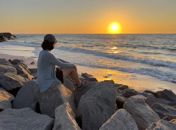 Mulher Sentada Rochas Enquanto Observava Pôr Sol Dourado Localização Golfo — Fotografia de Stock
