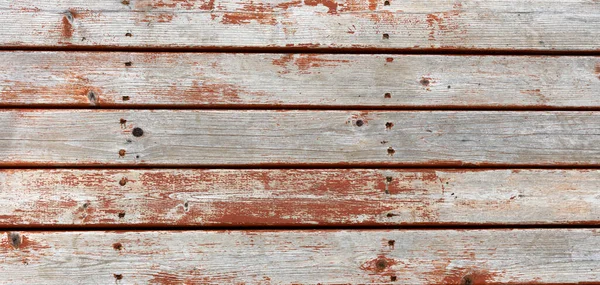 春の時間帯に染色準備のために剥ぎ取られた屋外杉の木製デッキボード — ストック写真