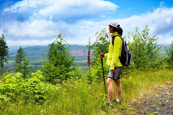 Volwassen Vrouw Zoek Naar Uitgestrekte Wildernis Tijdens Het Wandelen — Stockfoto