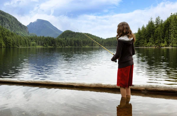 Niña Pescando Lago Montaña Mientras Guata Agua —  Fotos de Stock