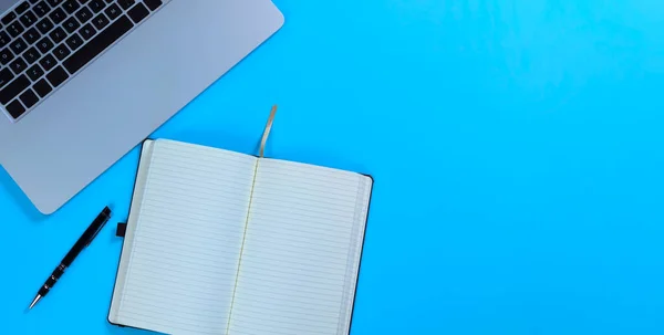 Blauer Schreibtisch Mit Schreibpapier Stift Und Laptop — Stockfoto
