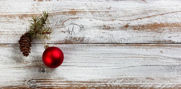 Decoração Tradicional Bola Vermelha Pinecone Fundo Madeira Branca Para Natal — Fotografia de Stock