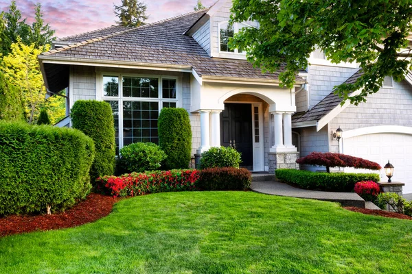 Beautiful Home Exterior Evening Manicured Green Lawn Blooming Red Flowers — Stock Photo, Image