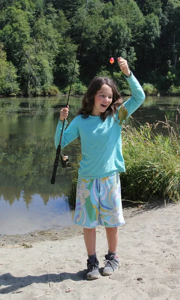 Chica Joven Sonriendo Primer Pez Atrapado Mientras Pesca Pequeño Estanque —  Fotos de Stock