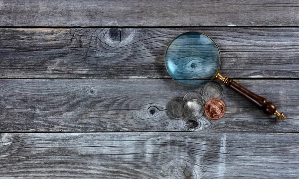 American Morgan gümüş dolarları ve kızılderili parası kırsal ahşap masa üzerinde numismatik yatırım toplamak için