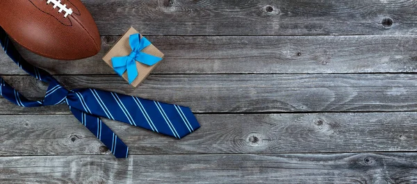 Gravata Azul Futebol Americano Uma Caixa Presente Uma Mesa Madeira — Fotografia de Stock