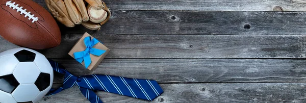 Corbata Azul Fútbol Béisbol Fútbol Una Caja Regalo Una Mesa —  Fotos de Stock