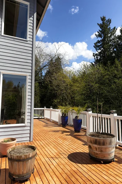 Home Outdoor Wood Backyard Deck Just Freshly Stained Early Spring — стоковое фото