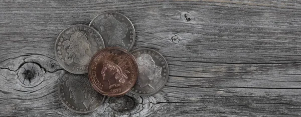 Amerikanische Vintage Münzen Auf Rustikalem Holz Großaufnahme — Stockfoto