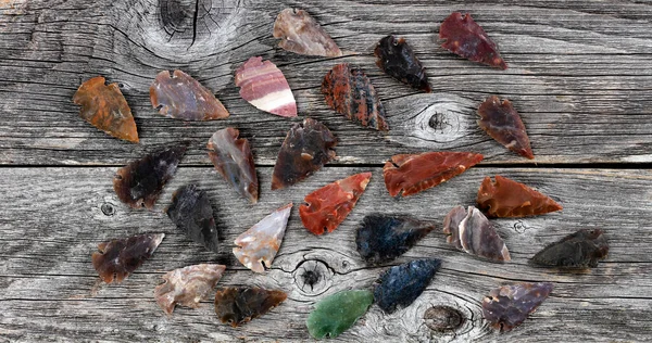 Collection North America Native American Flint Arrowheads Rustic Wood Surface — Stockfoto