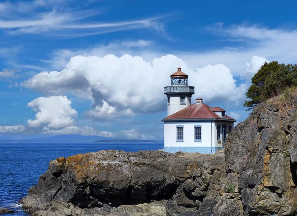 青い空と雲と素敵な日の間にワシントン州のプゲットサウンドの灯台 — ストック写真