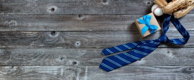 Tek mavi çizgili kravat, hediye ve beyzbol eldiveni Babalar Günü için kırsal ahşap bayram konsepti. 