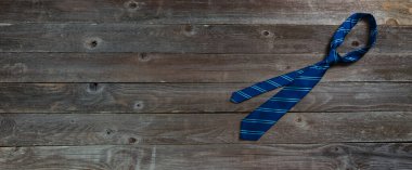 Babalar Günü için sade mavi çizgili kravat kırsal ahşap üzerinde tatil konsepti. 