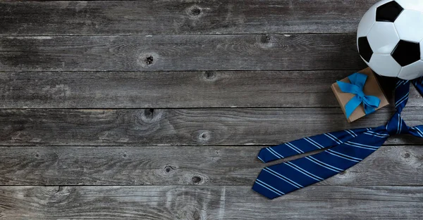 Vatertagsferienkonzept Auf Rustikalem Holz Mit Krawatte Fußball Und Geschenkbox — Stockfoto