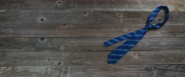 Babalar Günü için sade mavi çizgili kravat kırsal ahşap üzerinde tatil konsepti. 