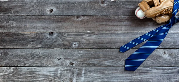 Tek mavi çizgili kravat ve beyzbol eldiveni Babalar Günü için kırsal ahşap bayram konsepti. 
