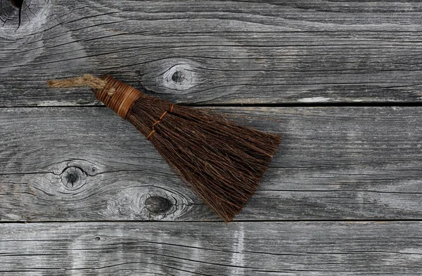 Vintage Handbesen Auf Gealterten Holzdielen — Stockfoto