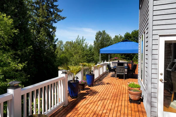 Casa Cubierta Madera Con Muebles Patio Plantas Para Temporada Verano —  Fotos de Stock