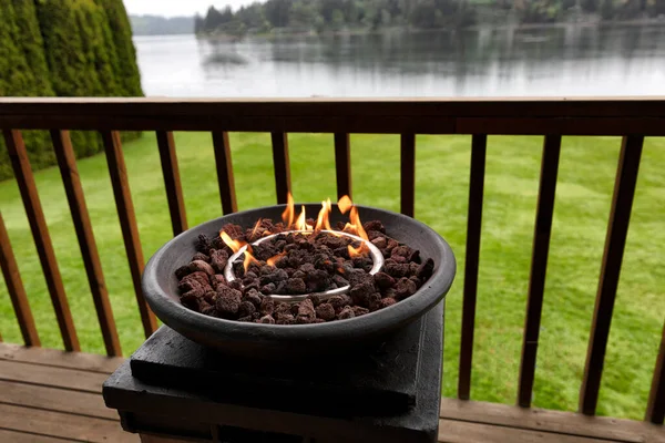 Brinnande Gas Brandgrop Naturliga Lavastenar Utomhus Däck Med Sjö Och — Stockfoto