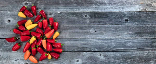 Färgglada Miniatyr Paprika Rustika Trä Plankor Platt Låg Utsikt — Stockfoto