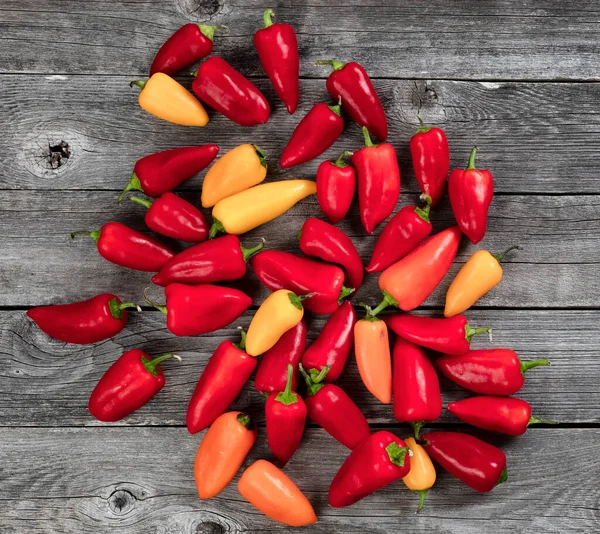 Färgglada Miniatyr Paprika Rustika Trä Bord Närbild — Stockfoto