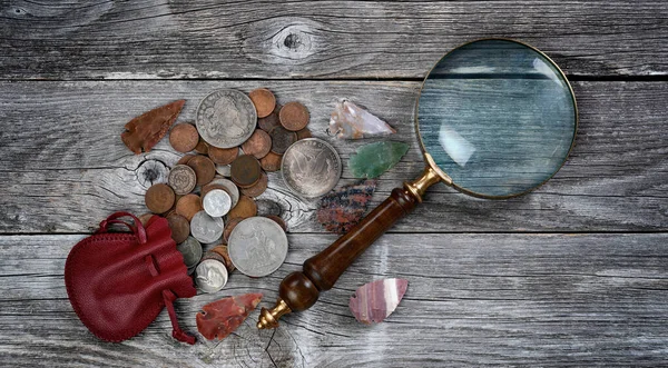 收藏的美国稀有硬币和带有古董放大镜的美洲原住民箭头 背景为乡村木料 — 图库照片