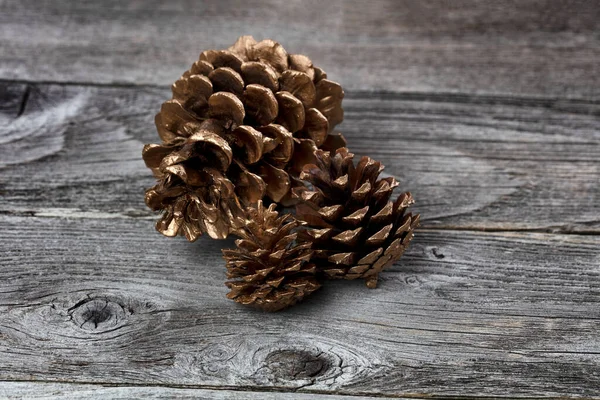 Piñas Oro Para Temporada Navideña Navidad Año Nuevo Madera Rústica — Foto de Stock