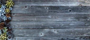 Noel 'de ya da kırsal kesimlerde yeni yıl için altın ve gümüş kozalaklar ve yaylar 