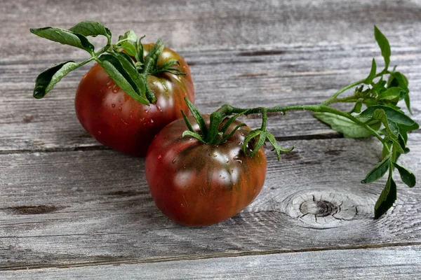 Vista Cerca Tomates Orgánicos Maduros Mesa Madera Rústica —  Fotos de Stock